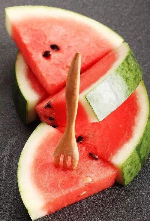 猪吃梨瓜,猪儿品尝梨瓜的欢乐时光