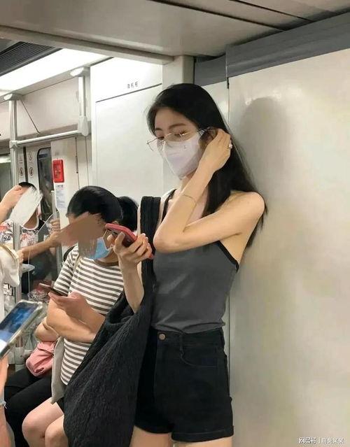 广州地铁吃瓜女人,一场引发热议的公共礼仪风波