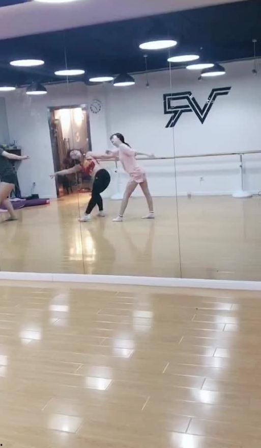 女的跳舞吃瓜视频,女子跳舞吃瓜视频走红网络