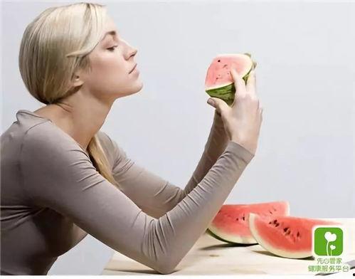 瘦身的姑娘吃瓜